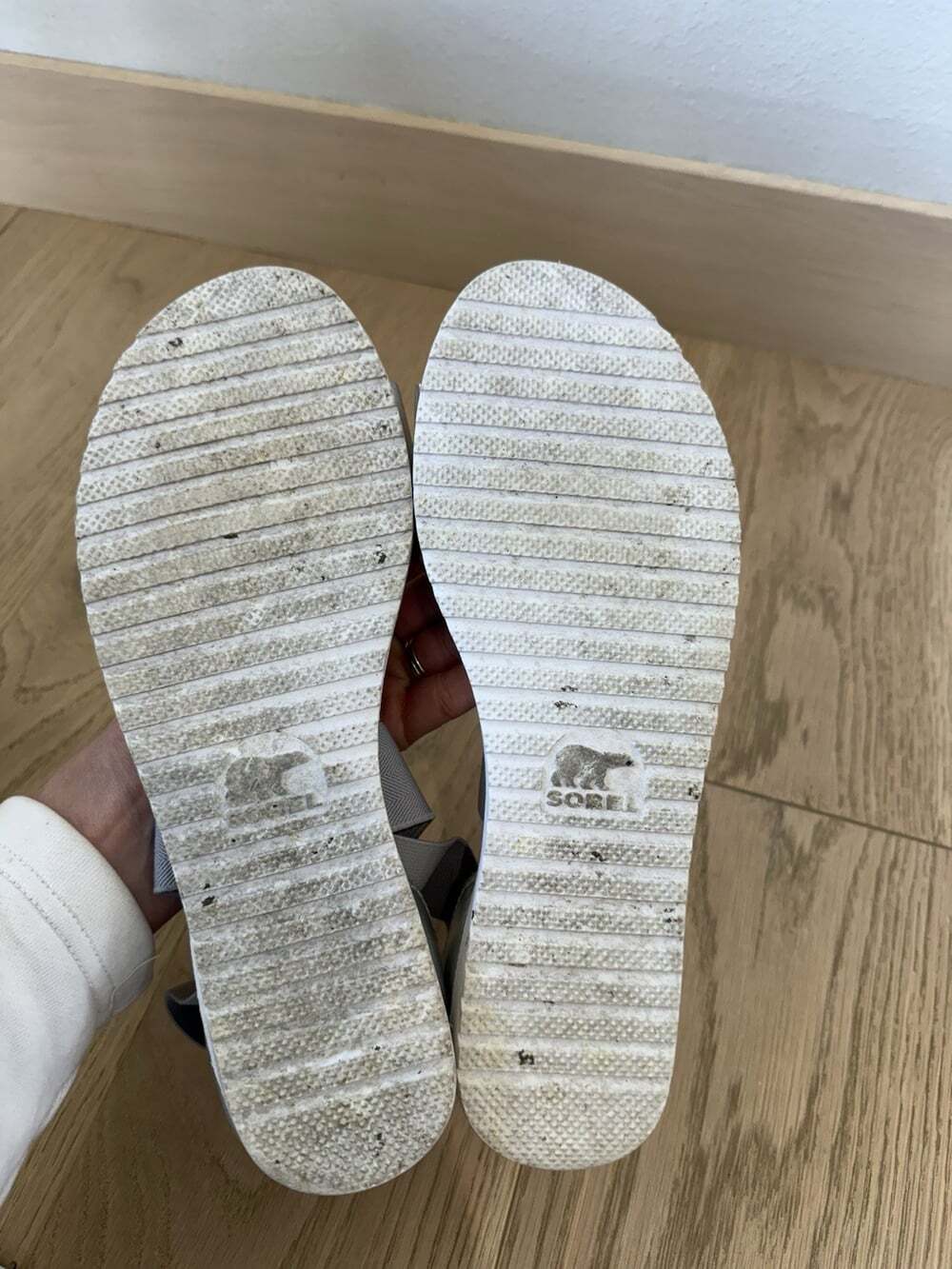 Sorel Ella Sandals Women's 10 Silver Gray Leather Cross Ankle Strap Strappy Flat - Picture 3 of 4